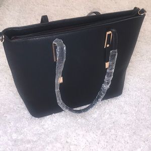 Purse with wristlet and straps